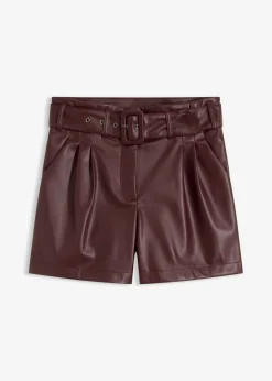 Pantalón corto de piel sintética con cinturón