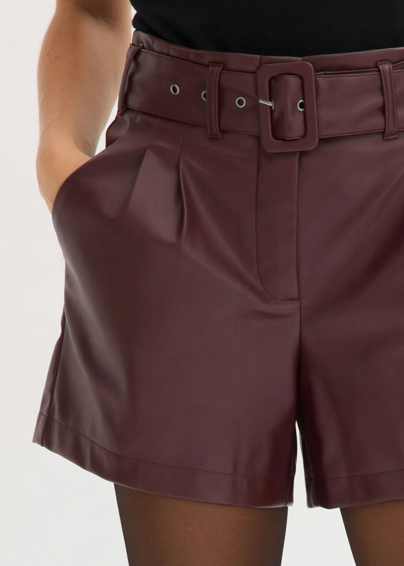 Pantalón corto de piel sintética con cinturón