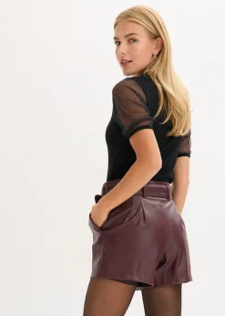 Pantalón corto de piel sintética con cinturón