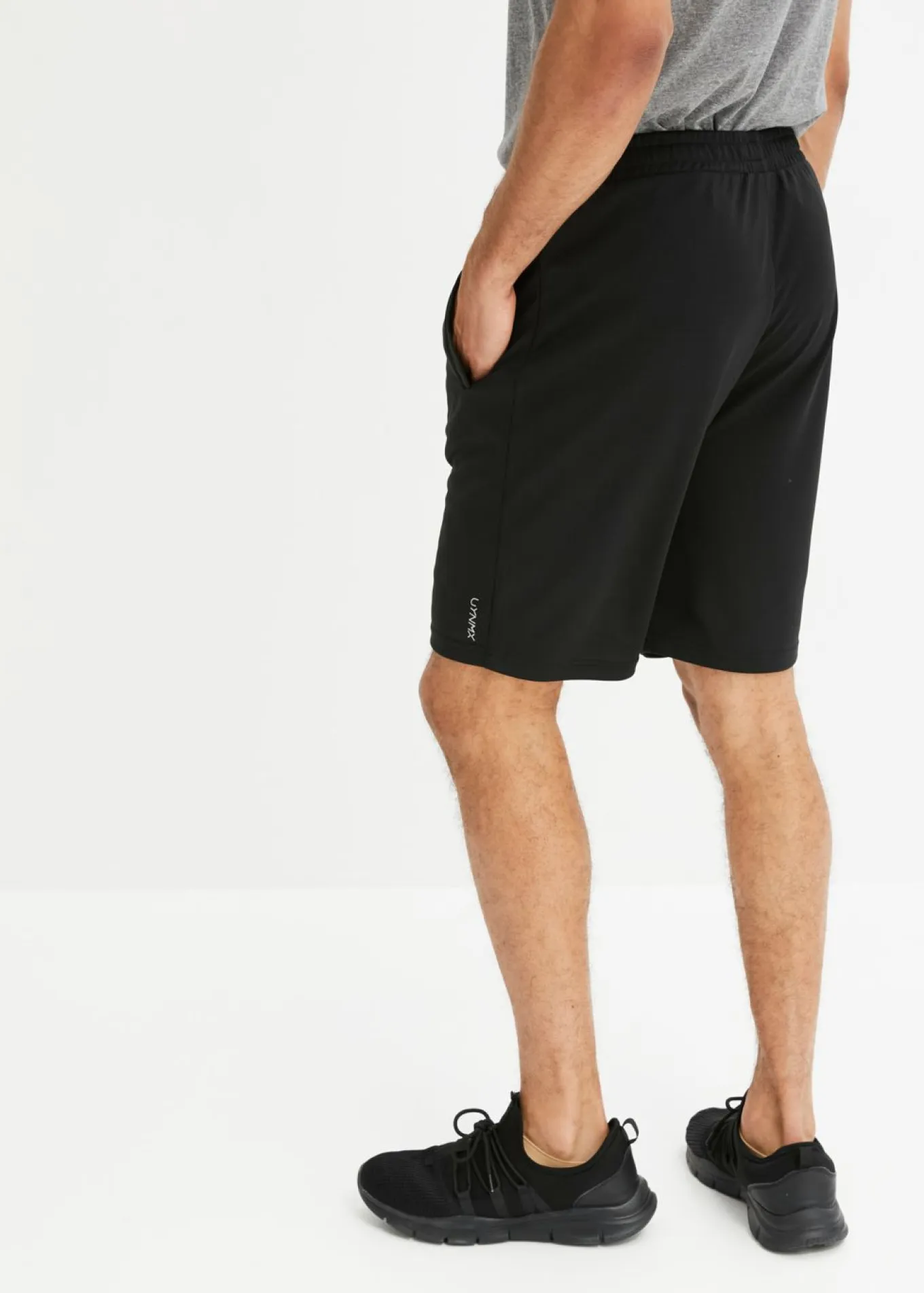 Pantalón corto deportivo de material de secado rápido