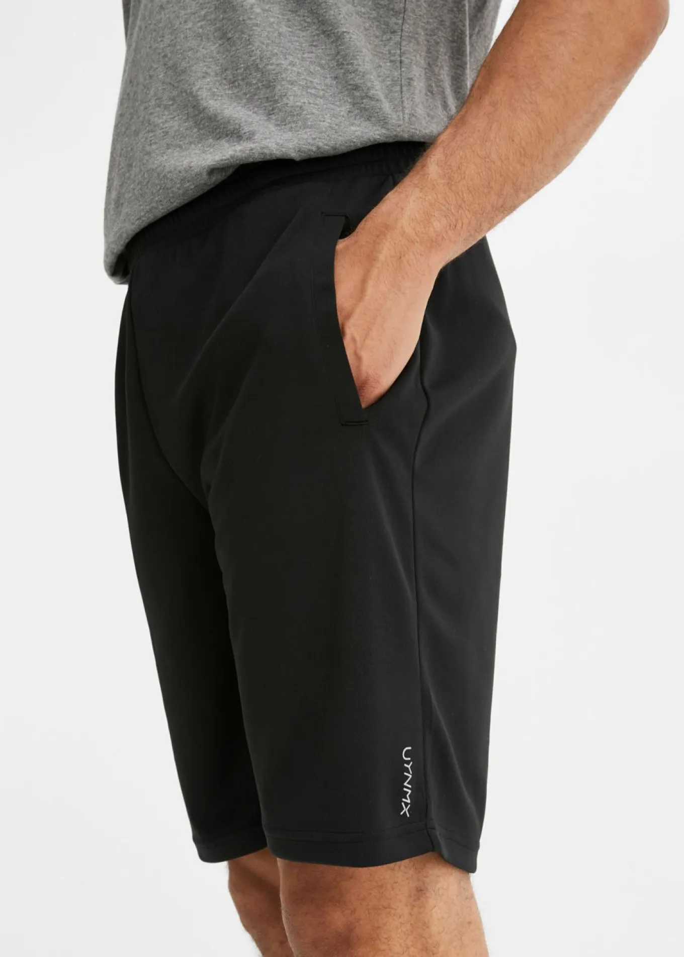 Pantalón corto deportivo de material de secado rápido
