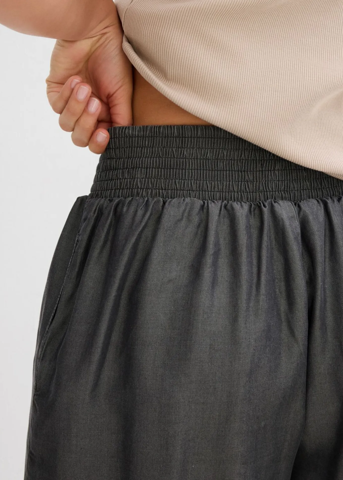Pantalón corto sin cierre con nido de abeja