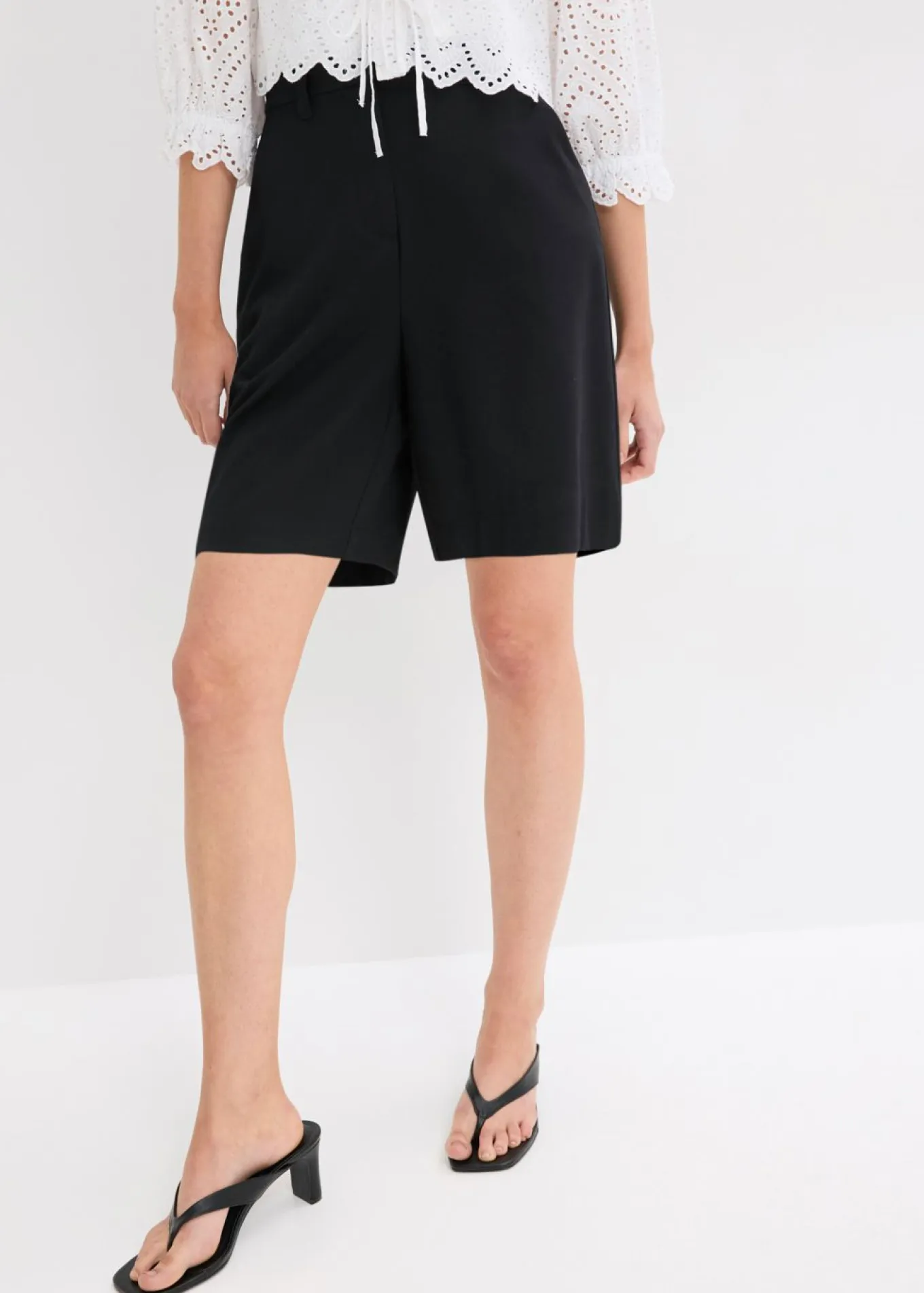 Pantalón corto tipo bermudas con pinzas
