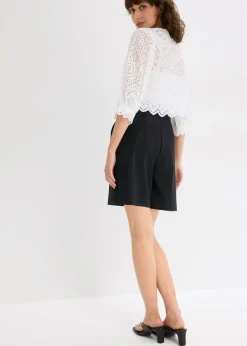 Pantalón corto tipo bermudas con pinzas