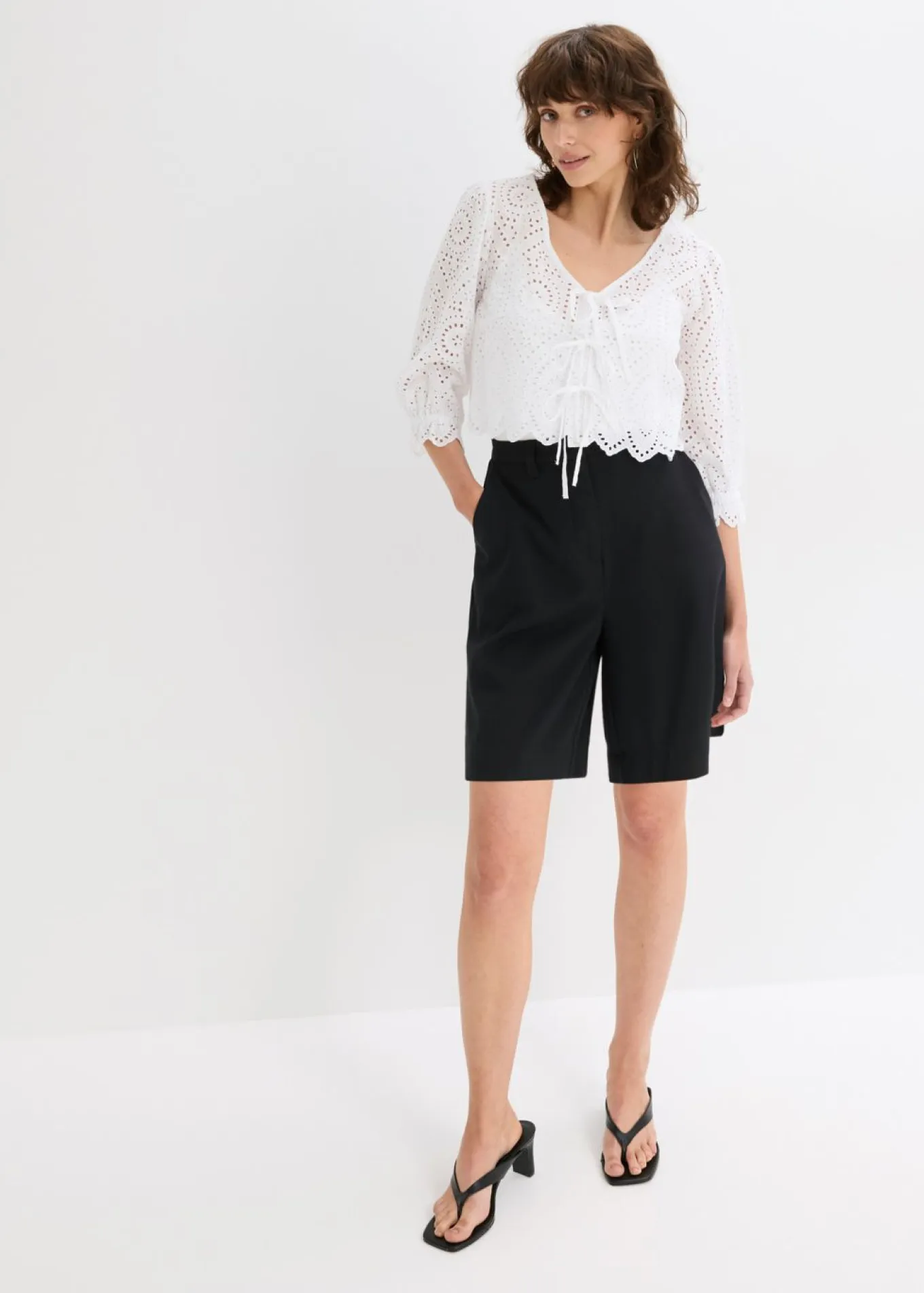 Pantalón corto tipo bermudas con pinzas