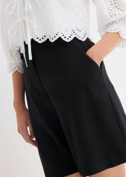 Pantalón corto tipo bermudas con pinzas