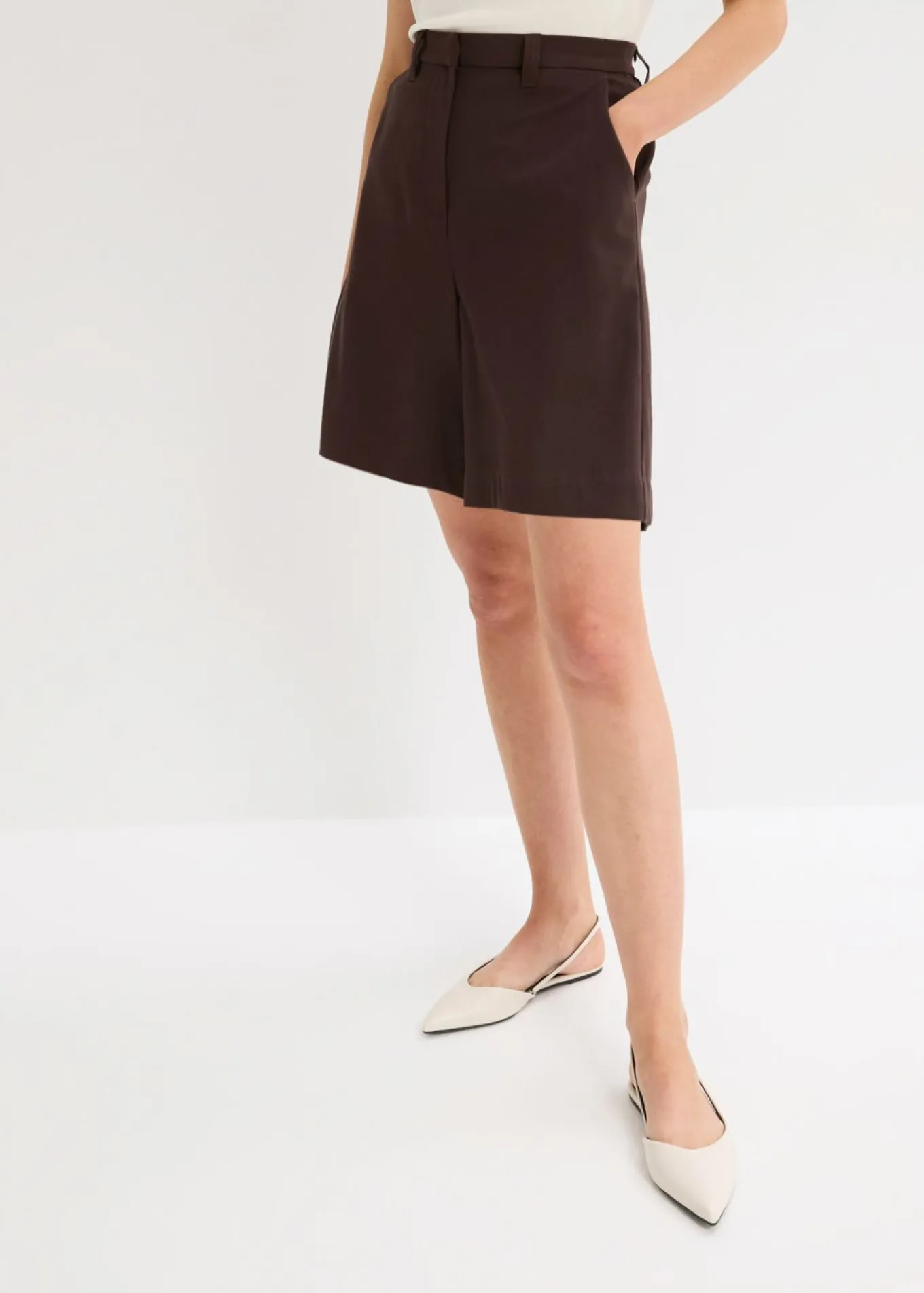 Pantalón corto tipo bermudas con pinzas