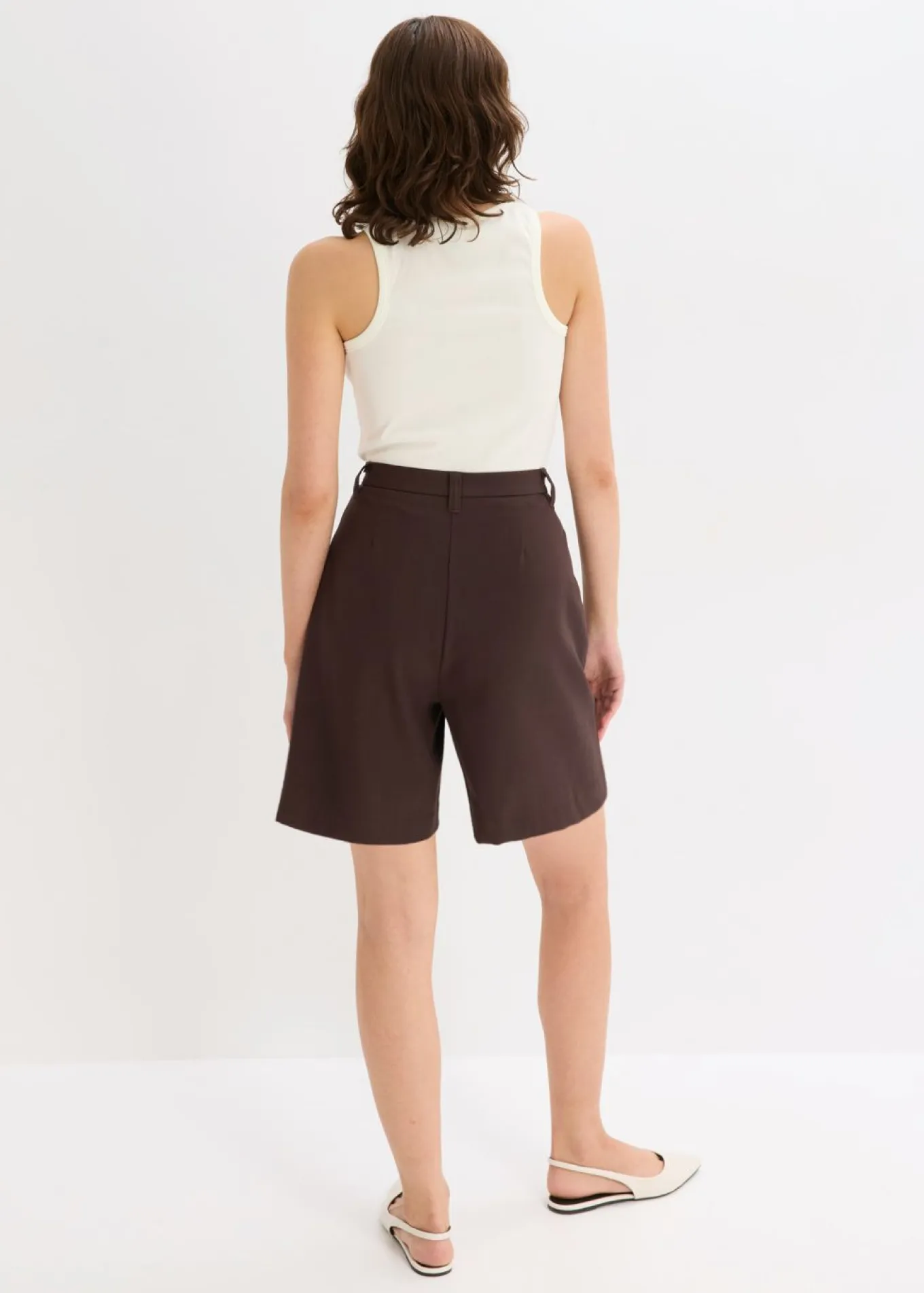 Pantalón corto tipo bermudas con pinzas