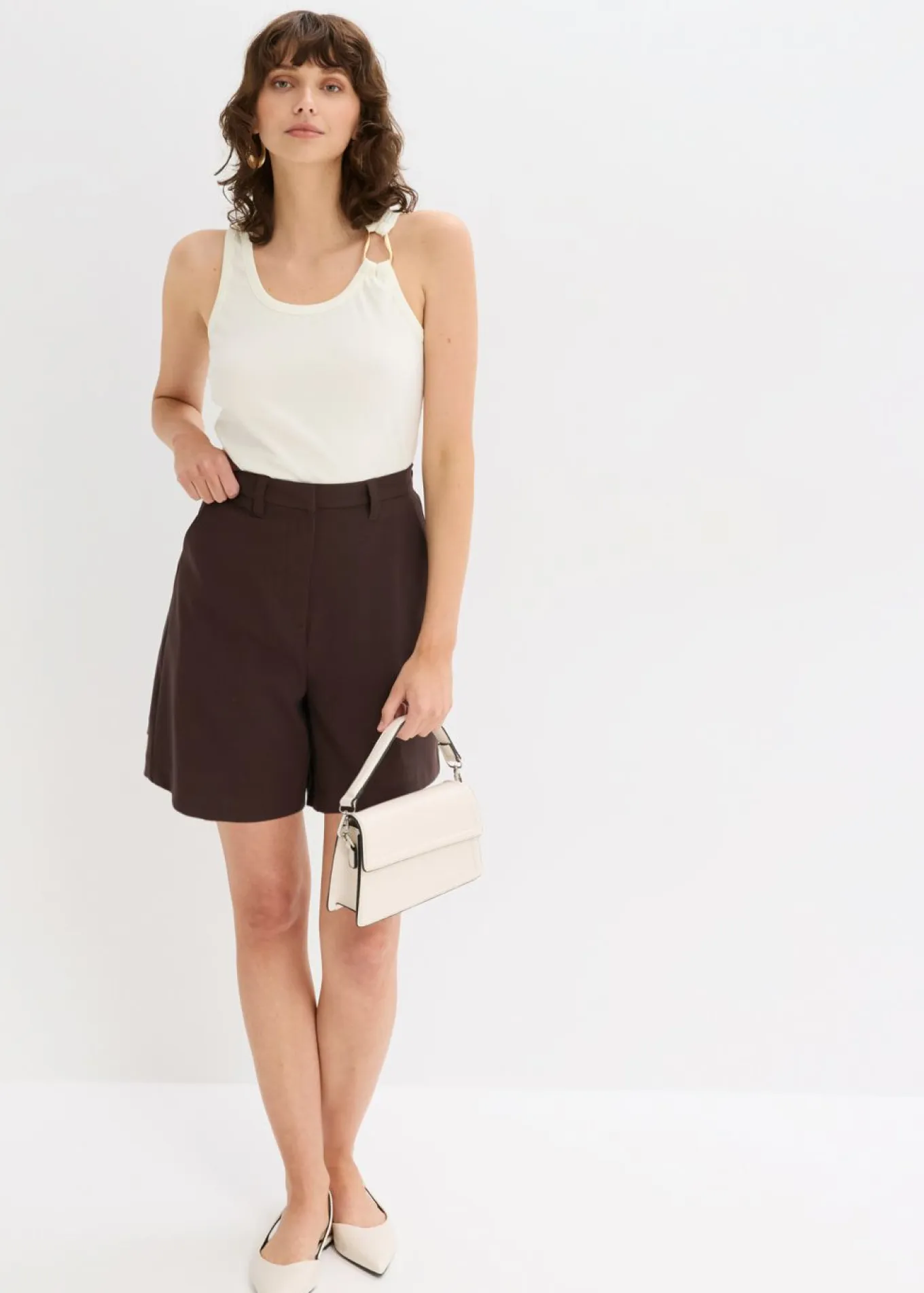 Pantalón corto tipo bermudas con pinzas