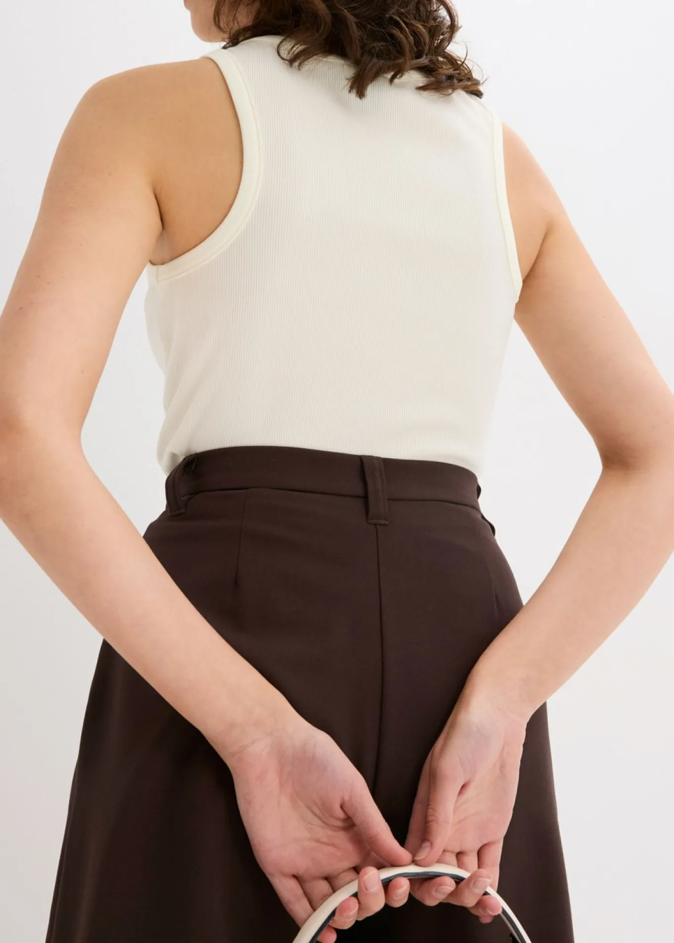Pantalón corto tipo bermudas con pinzas
