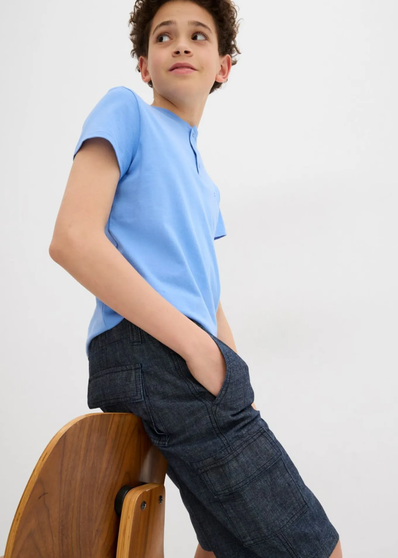 Pantalón corto tipo cargo de chambray con corte regular