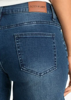 Pantalón corto vaquero con bordado