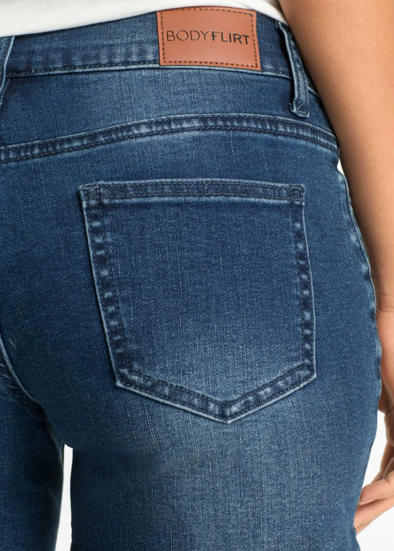 Pantalón corto vaquero con bordado