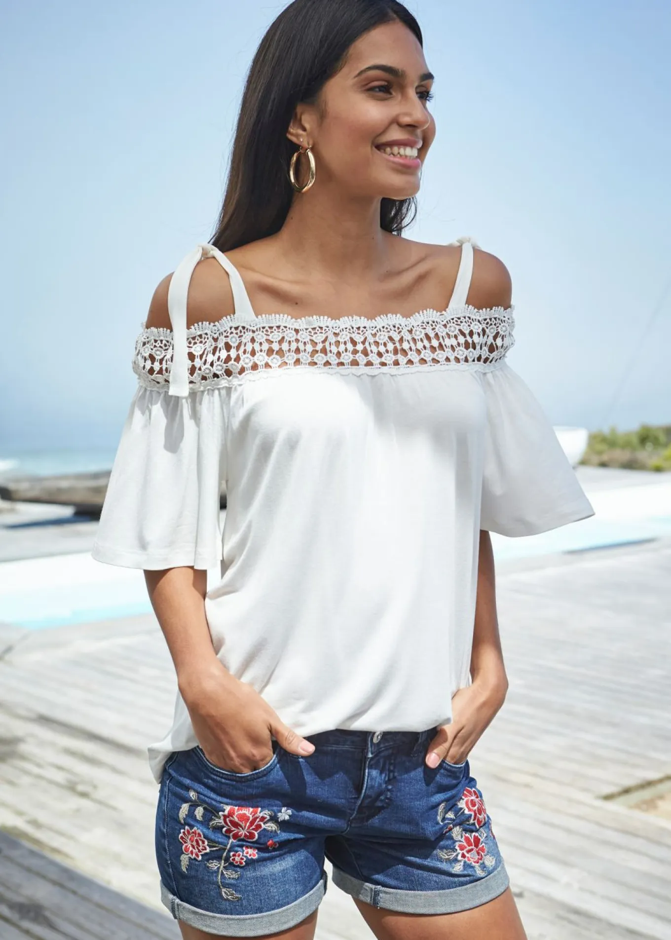 Pantalón corto vaquero con bordado