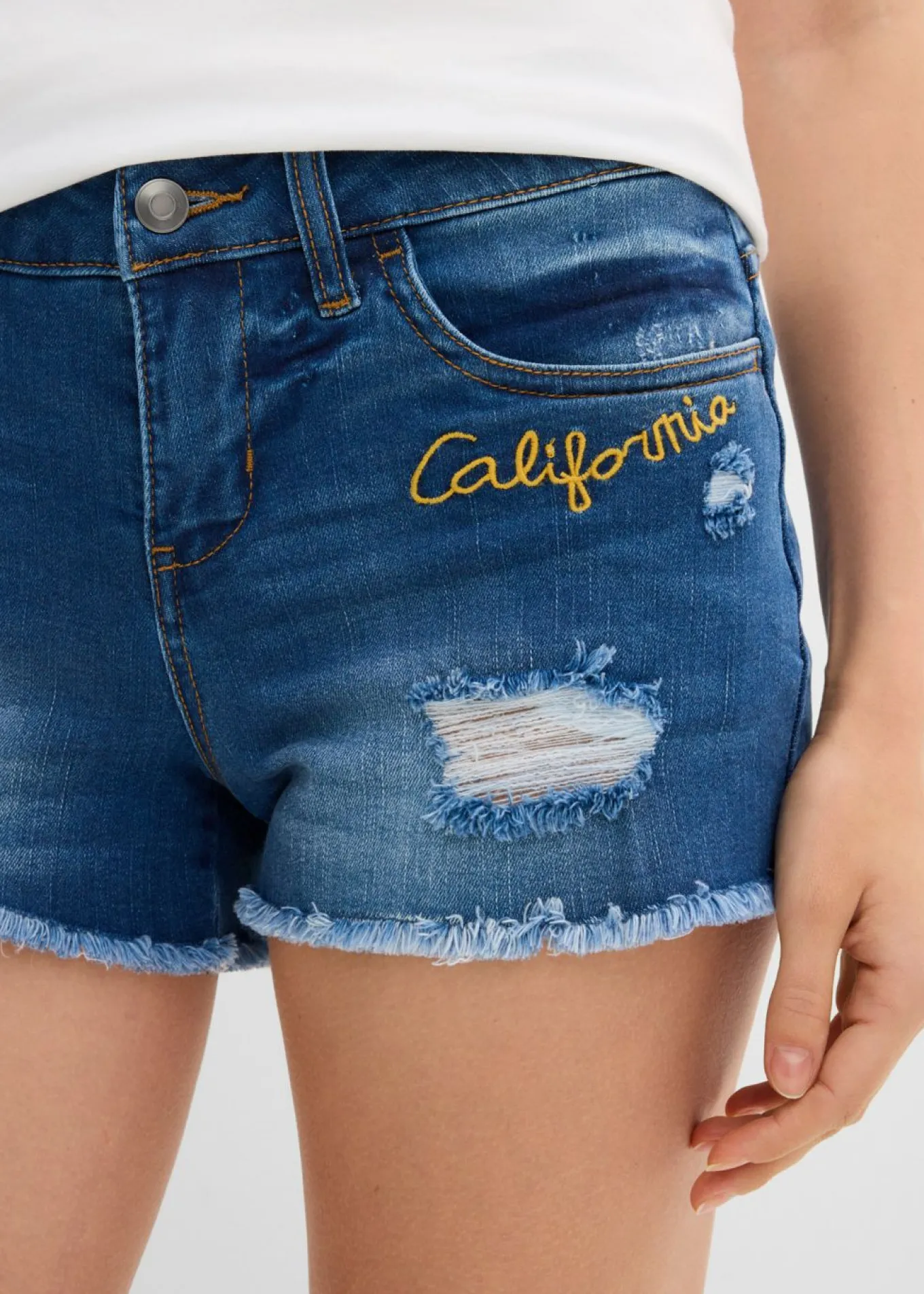 Pantalón corto vaquero con bordado
