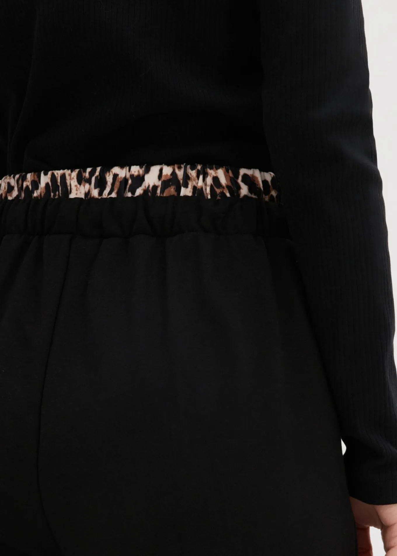 Pantalón de chándal ancho con cintura en contraste