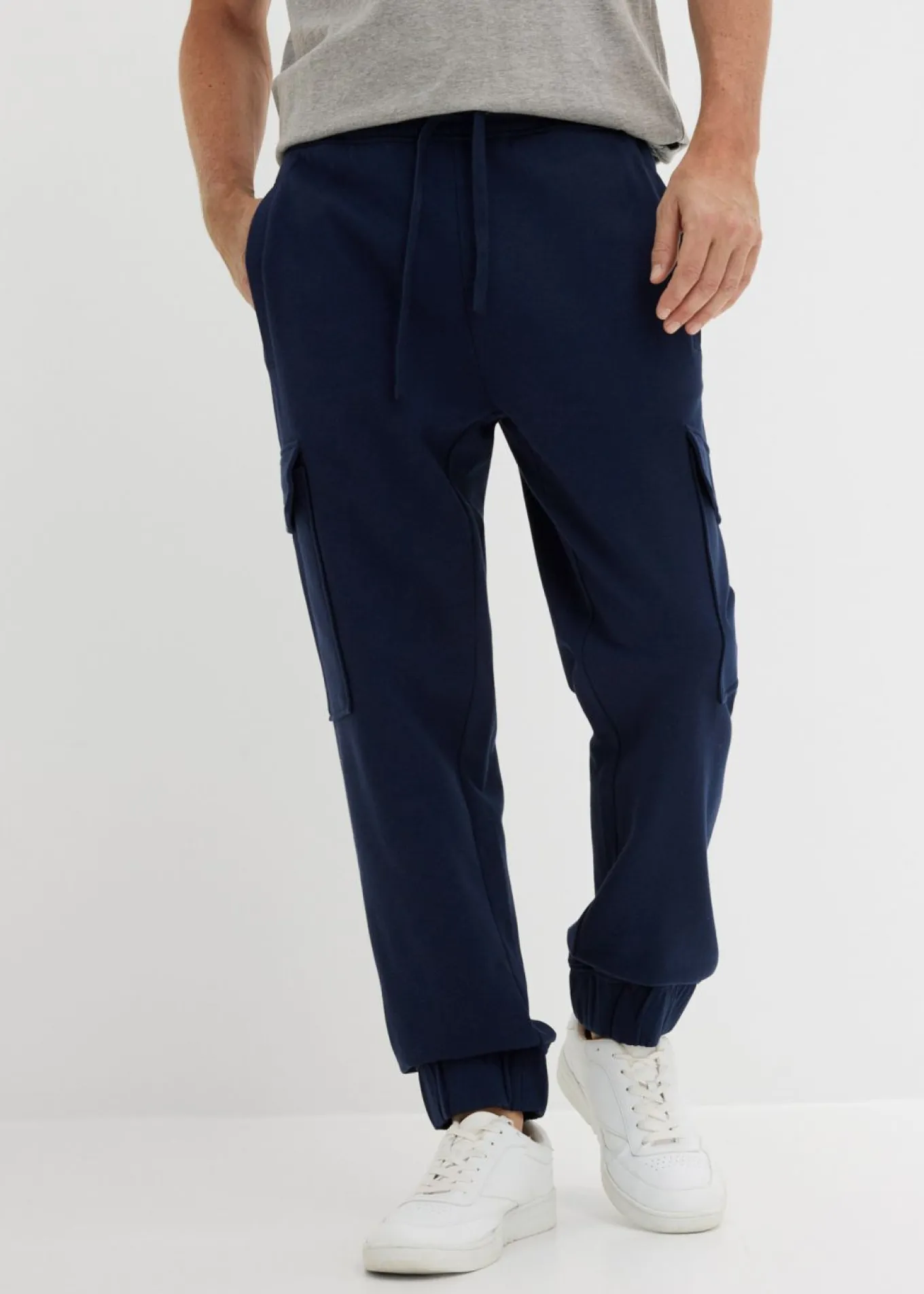 Pantalón de chándal con bolsillos tipo cargo y corte holgado