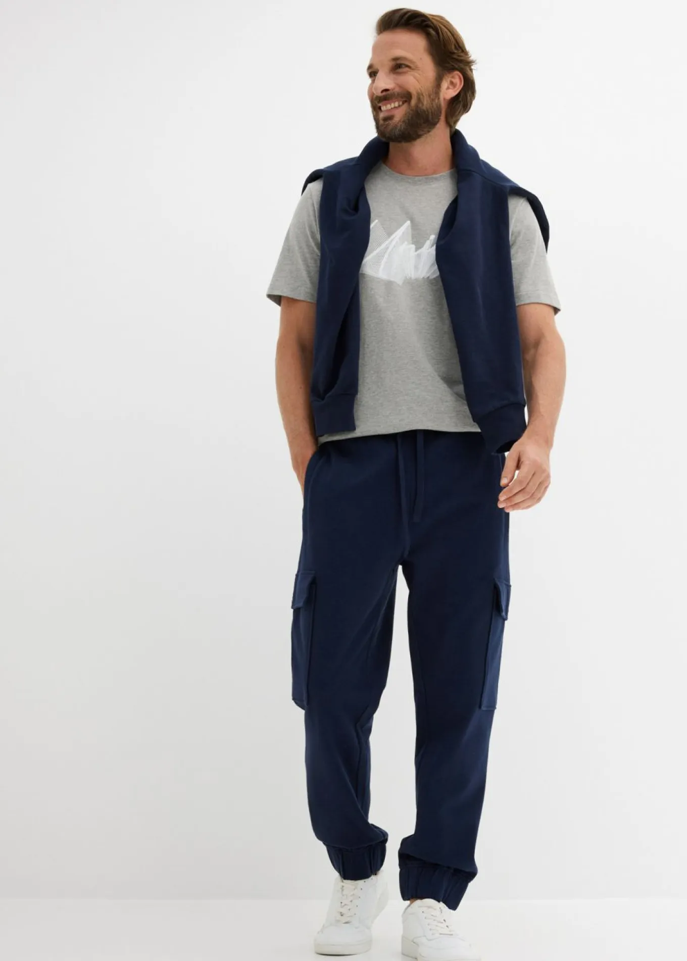 Pantalón de chándal con bolsillos tipo cargo y corte holgado