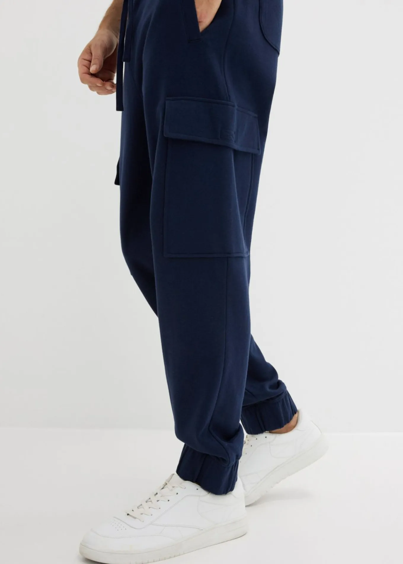 Pantalón de chándal con bolsillos tipo cargo y corte holgado