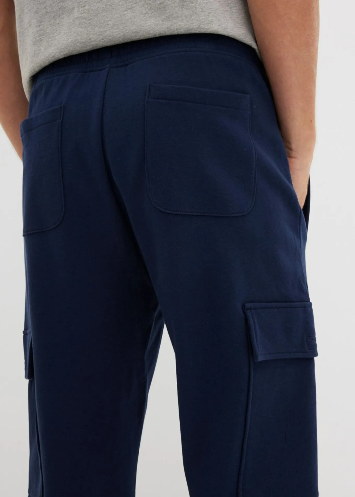 Pantalón de chándal con bolsillos tipo cargo y corte holgado