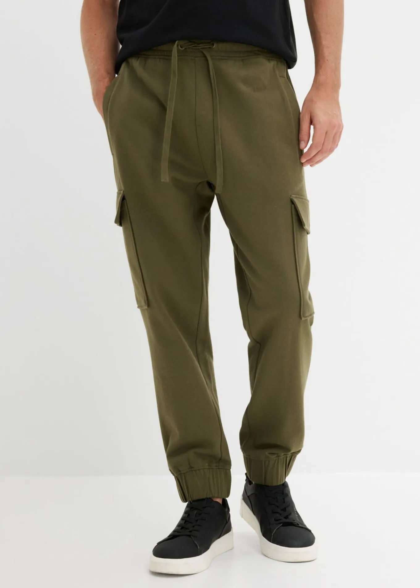 Pantalón de chándal con bolsillos tipo cargo y corte holgado