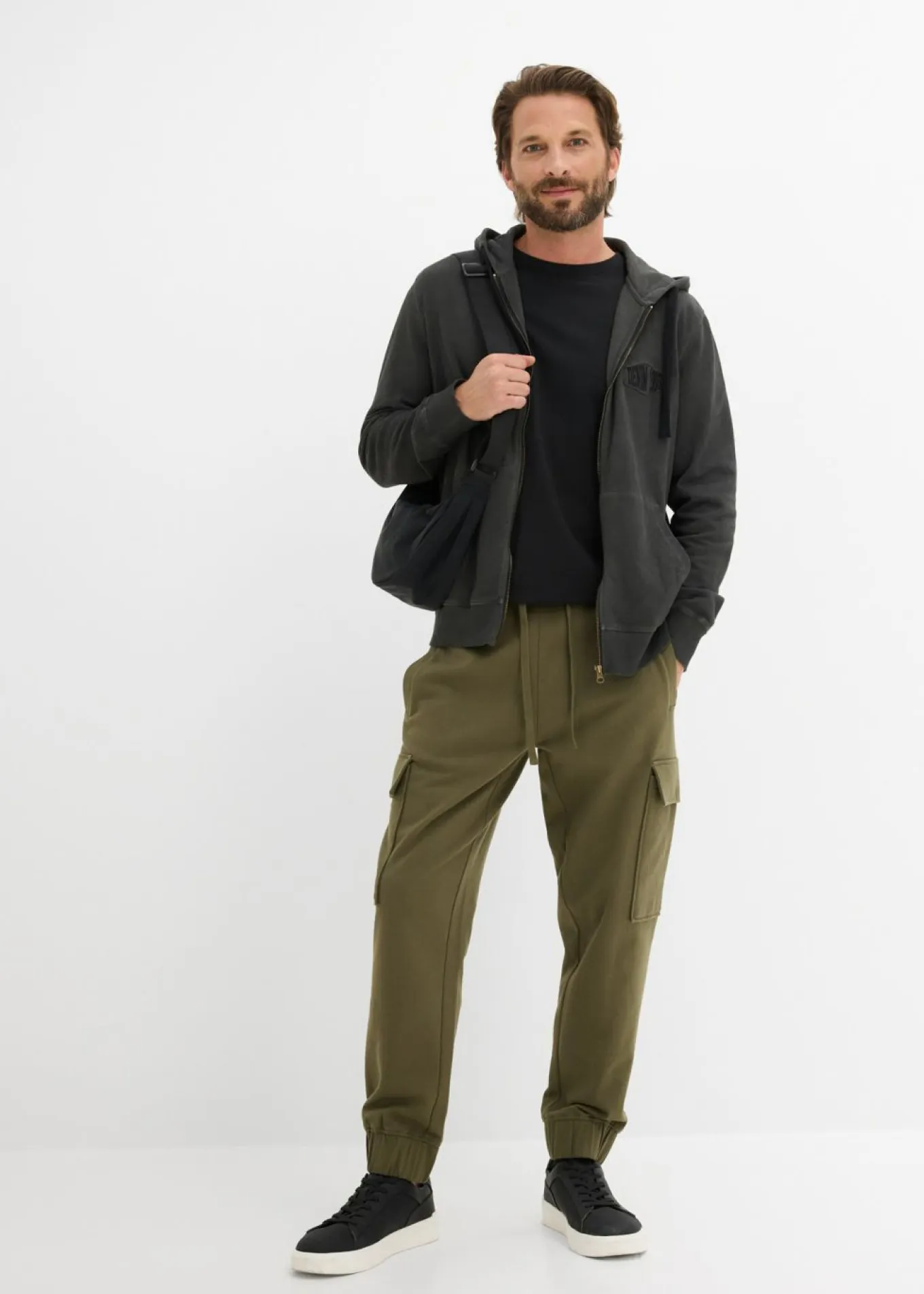 Pantalón de chándal con bolsillos tipo cargo y corte holgado