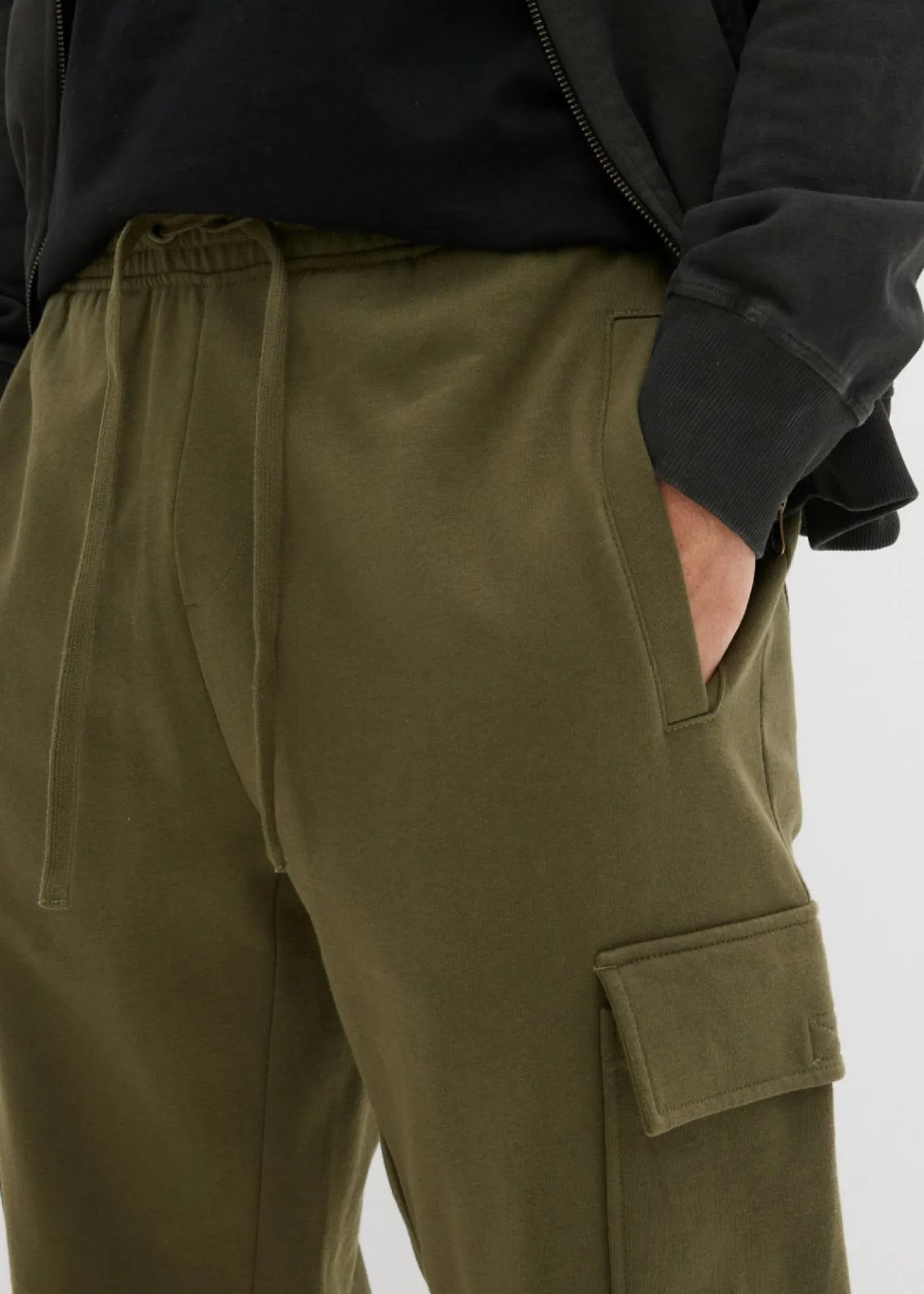 Pantalón de chándal con bolsillos tipo cargo y corte holgado