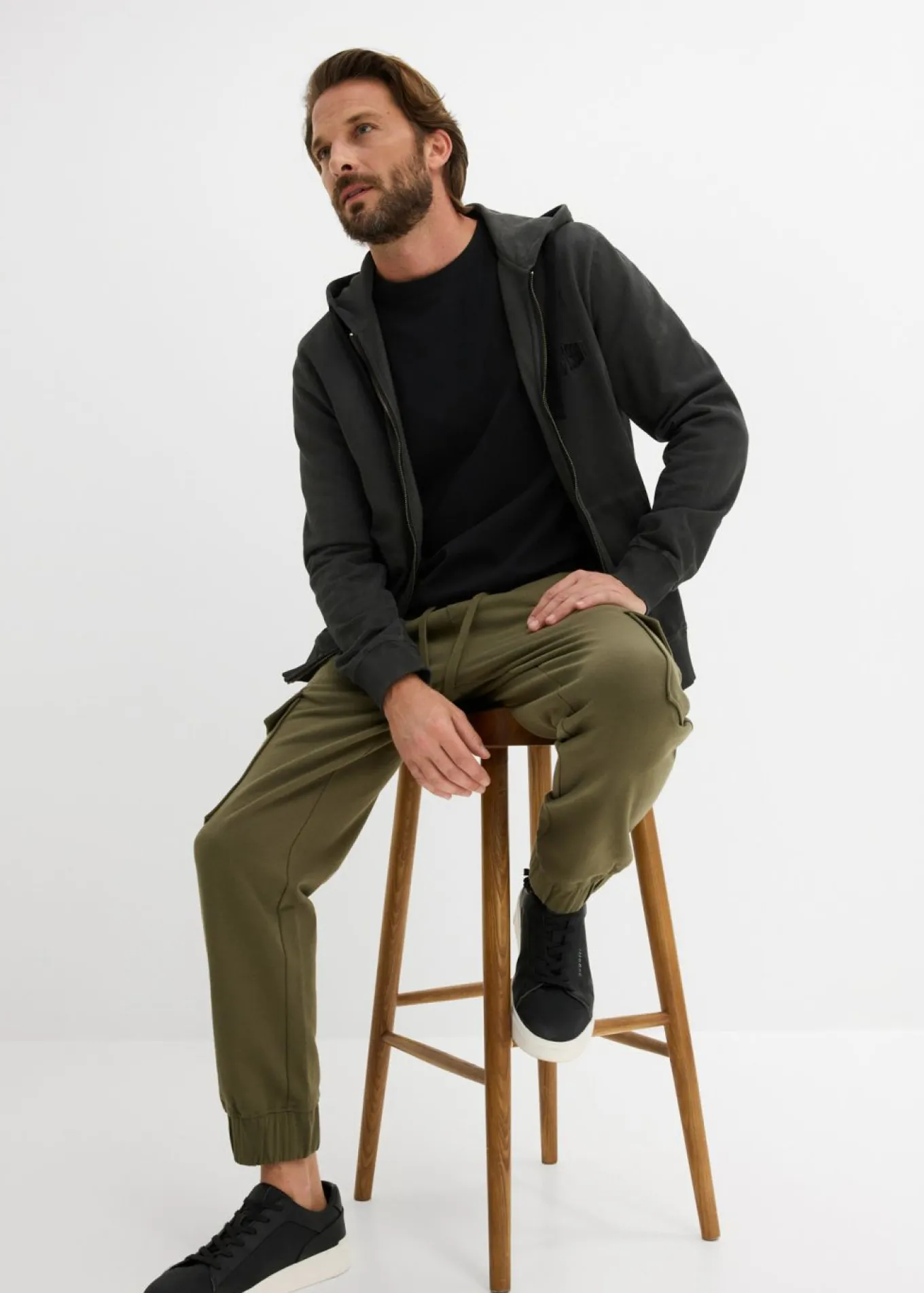 Pantalón de chándal con bolsillos tipo cargo y corte holgado
