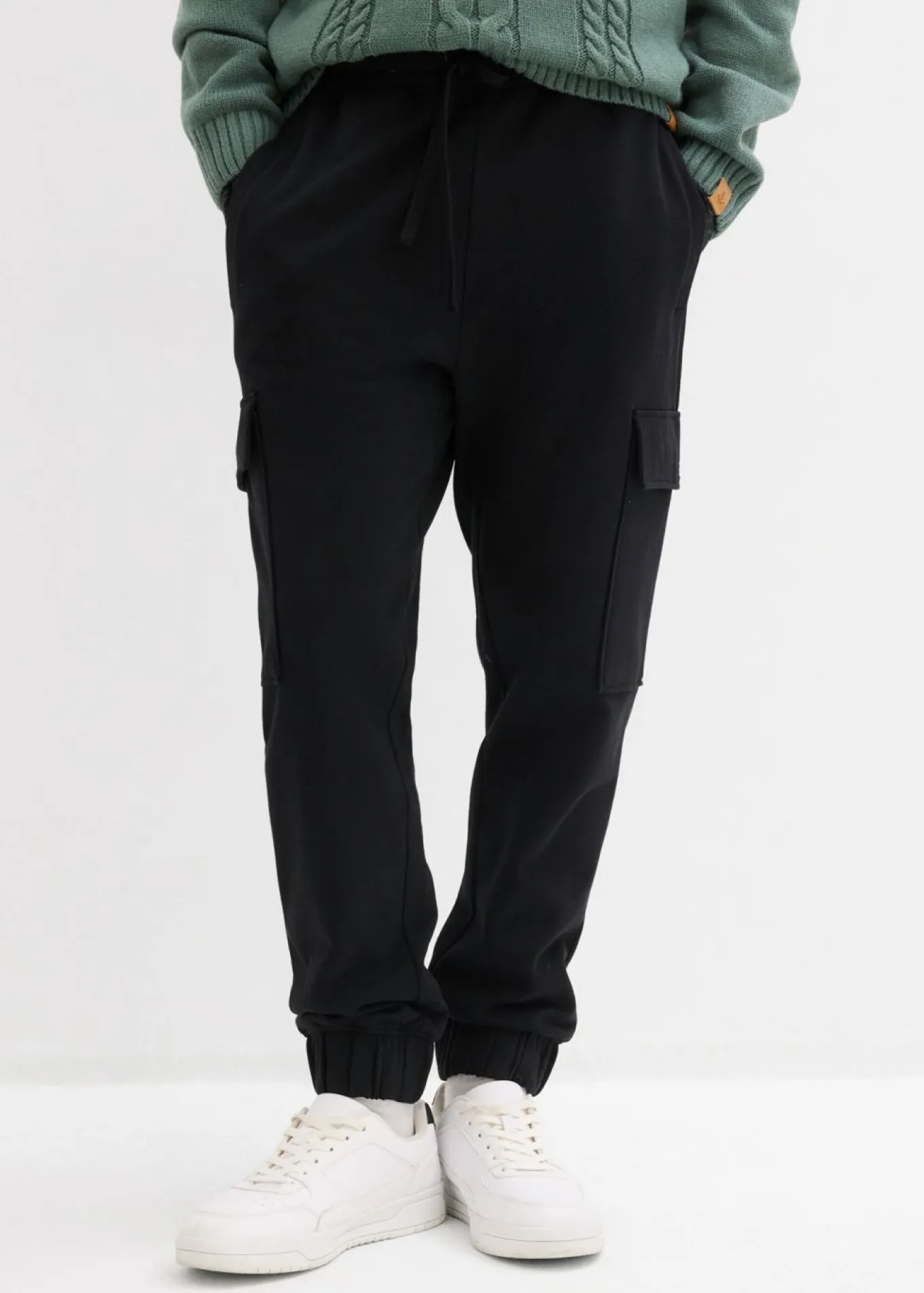 Pantalón de chándal con bolsillos tipo cargo y corte holgado