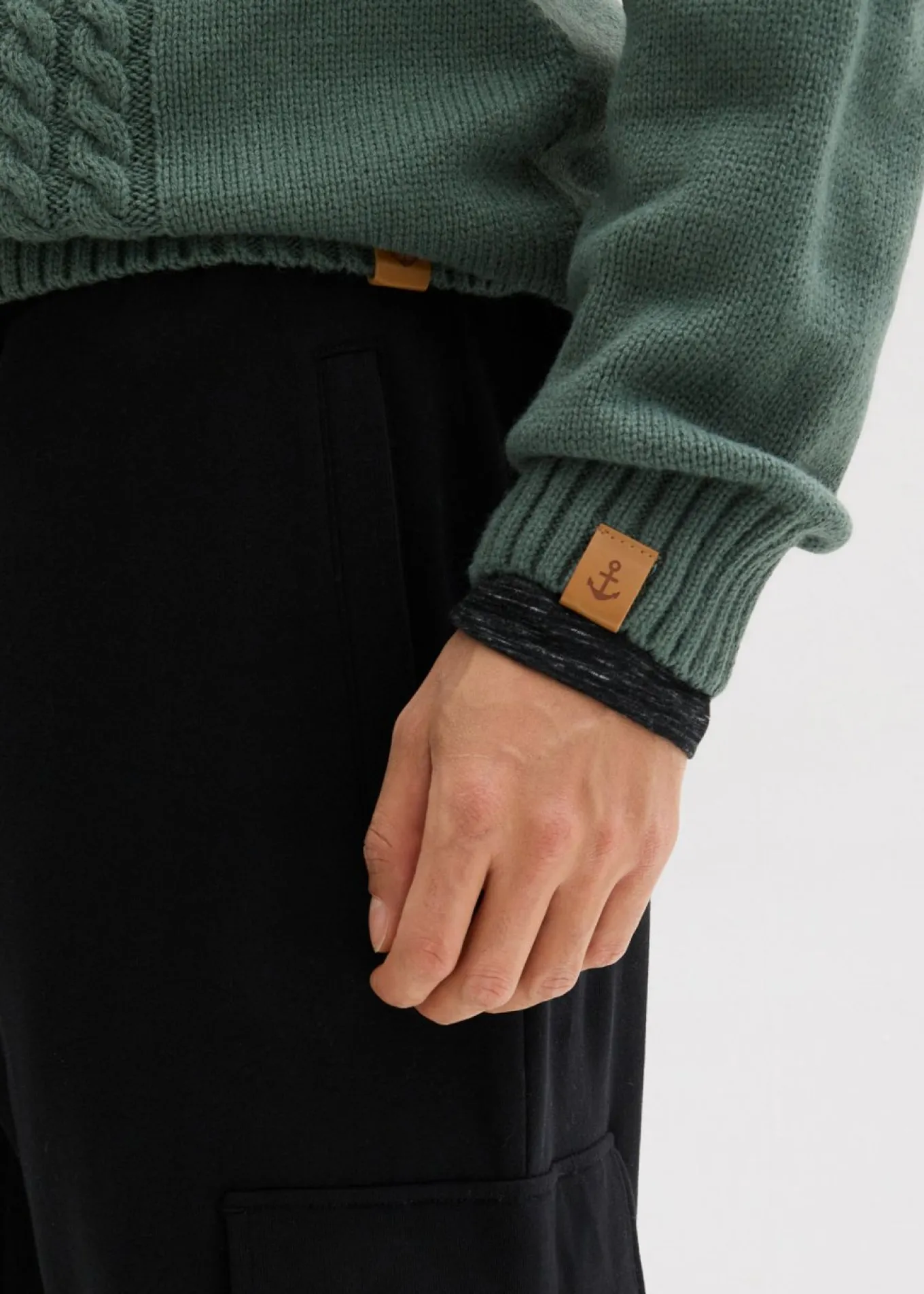 Pantalón de chándal con bolsillos tipo cargo y corte holgado