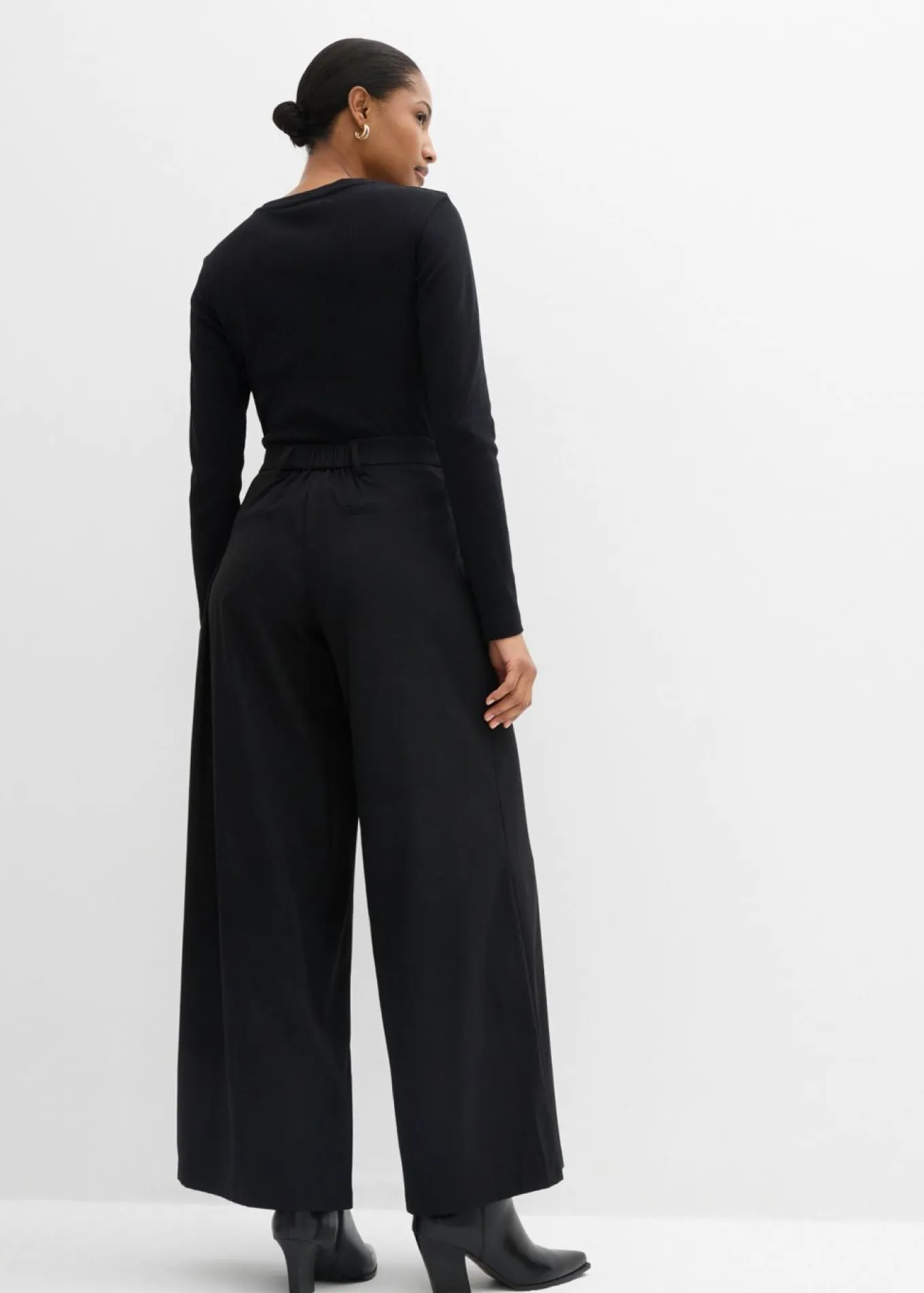 Pantalón de corte ancho con cintura cómoda