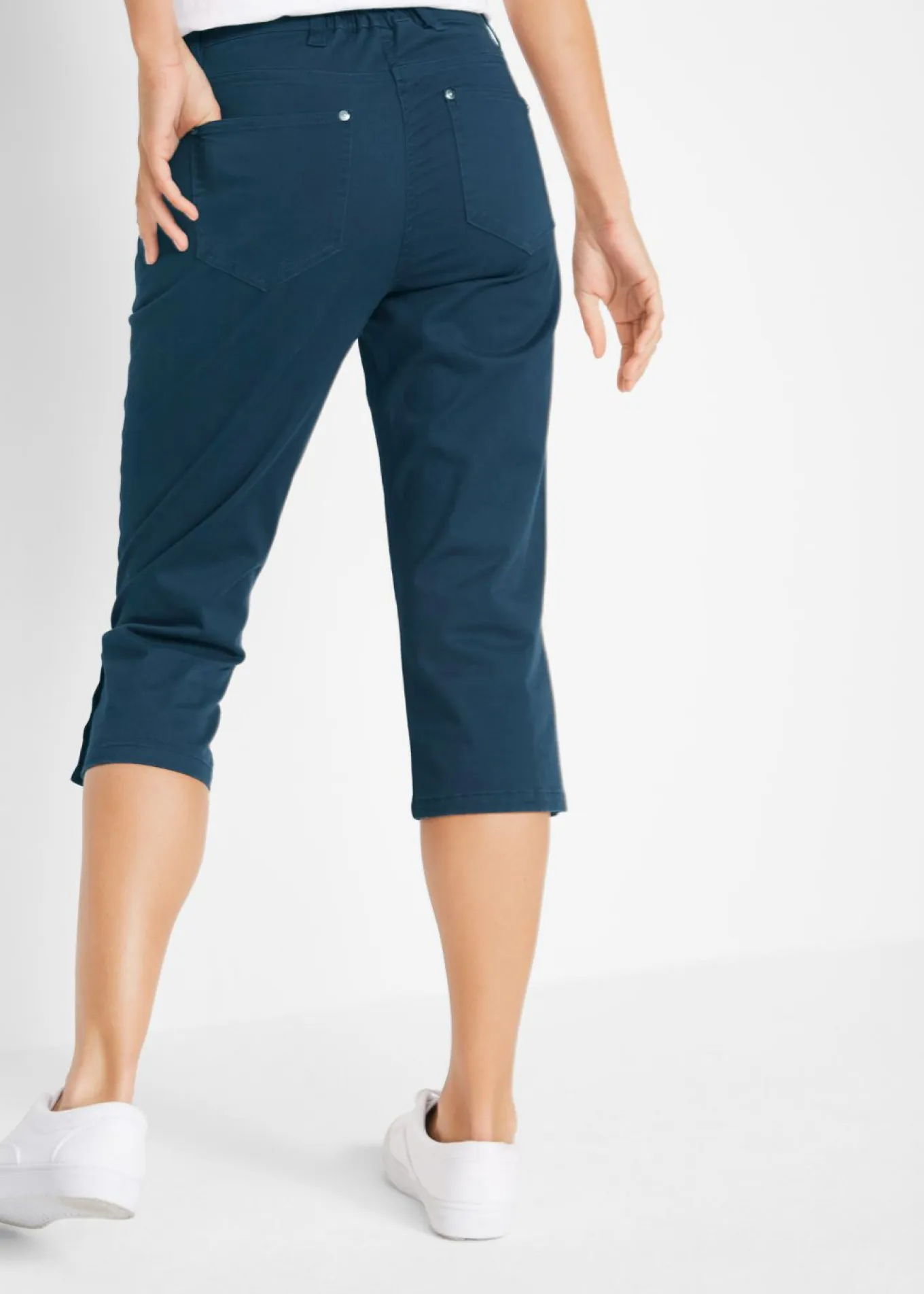 Pantalón de corte capri con cintura elástica y botones