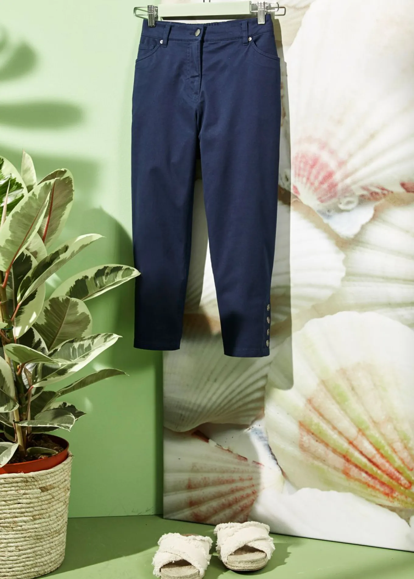 Pantalón de corte capri con cintura elástica y botones