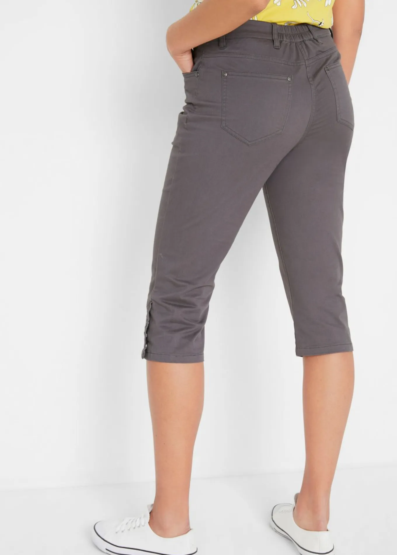 Pantalón de corte capri con cintura elástica y botones