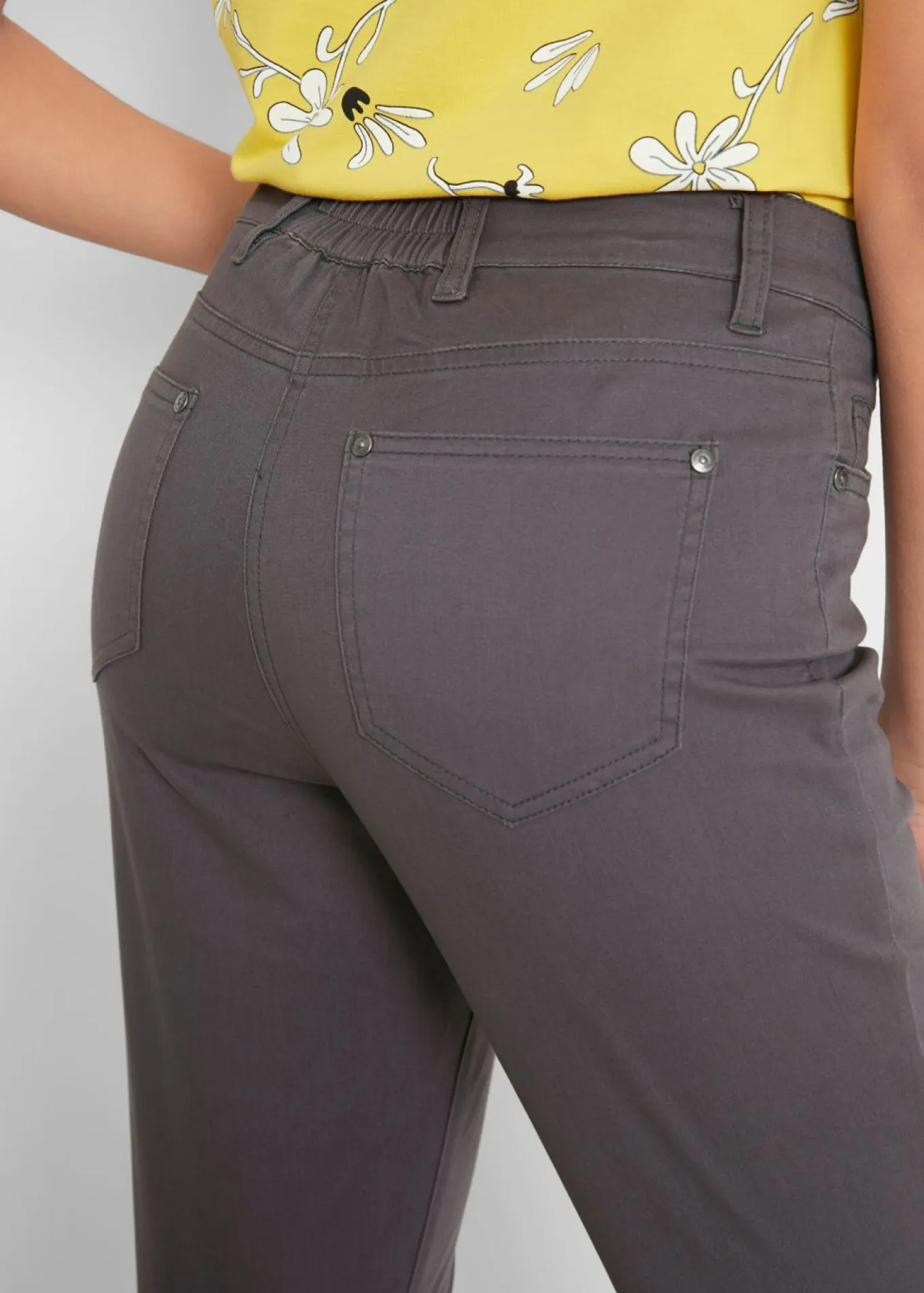 Pantalón de corte capri con cintura elástica y botones