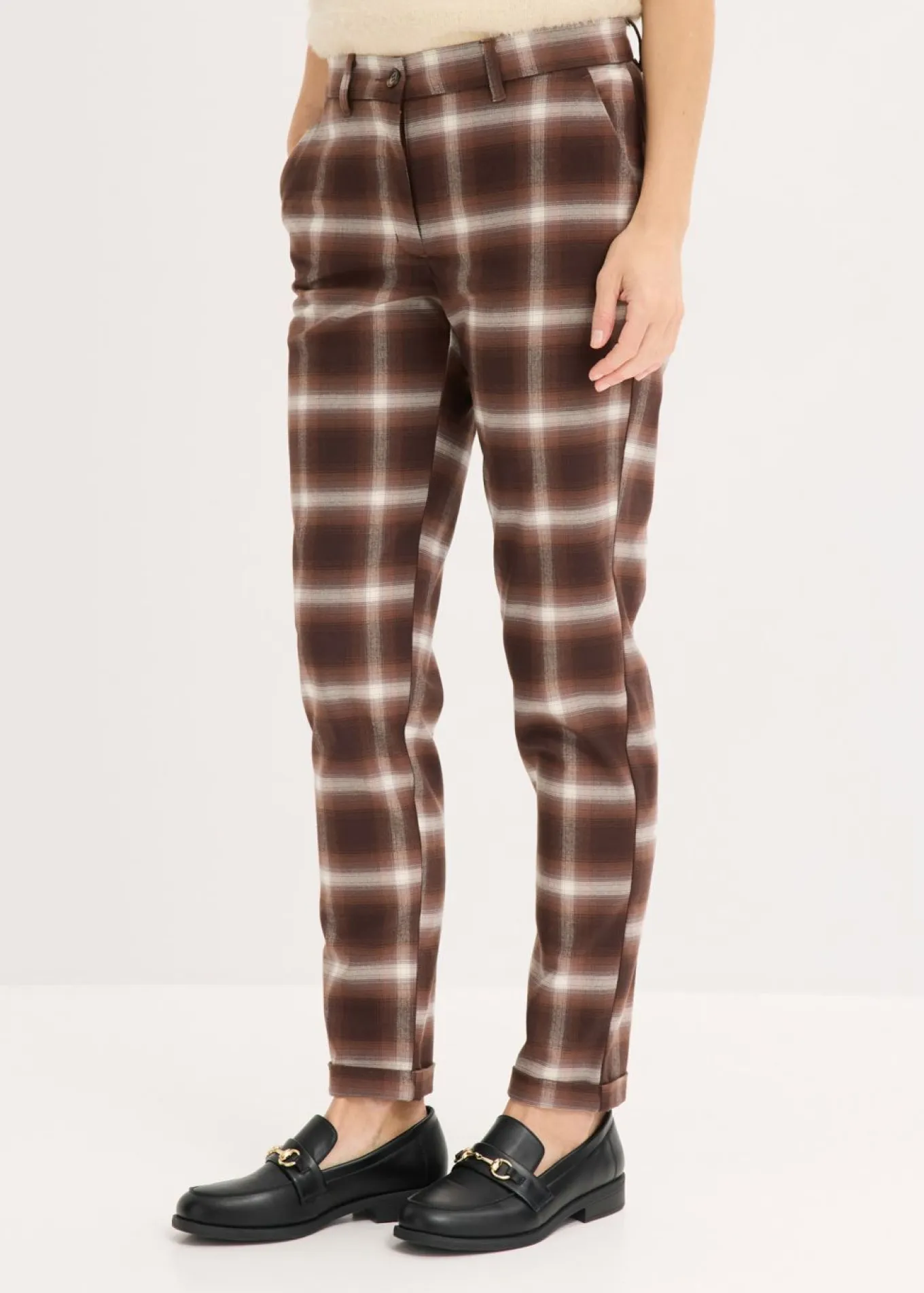Pantalón de cuadros con dobladillos