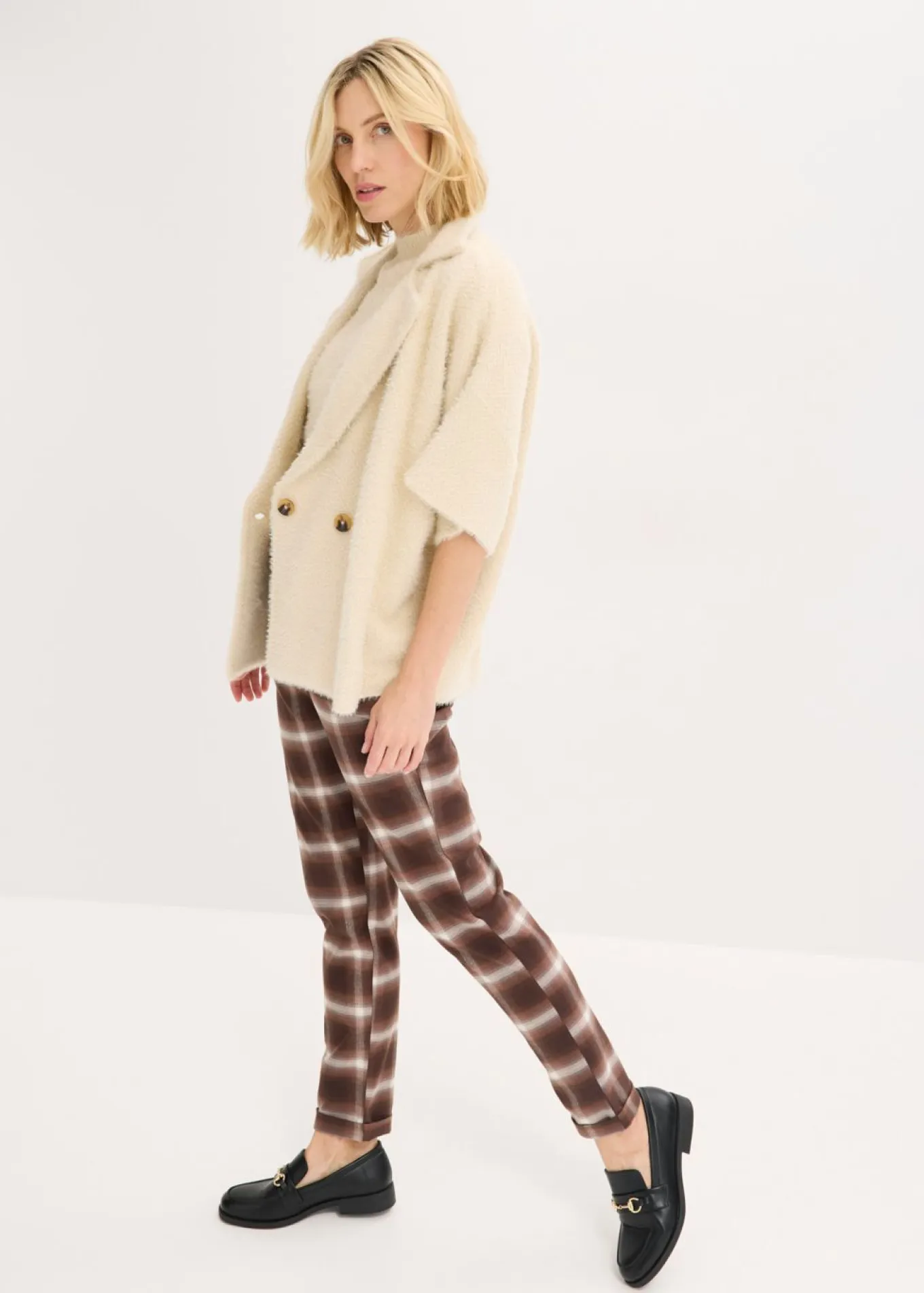 Pantalón de cuadros con dobladillos