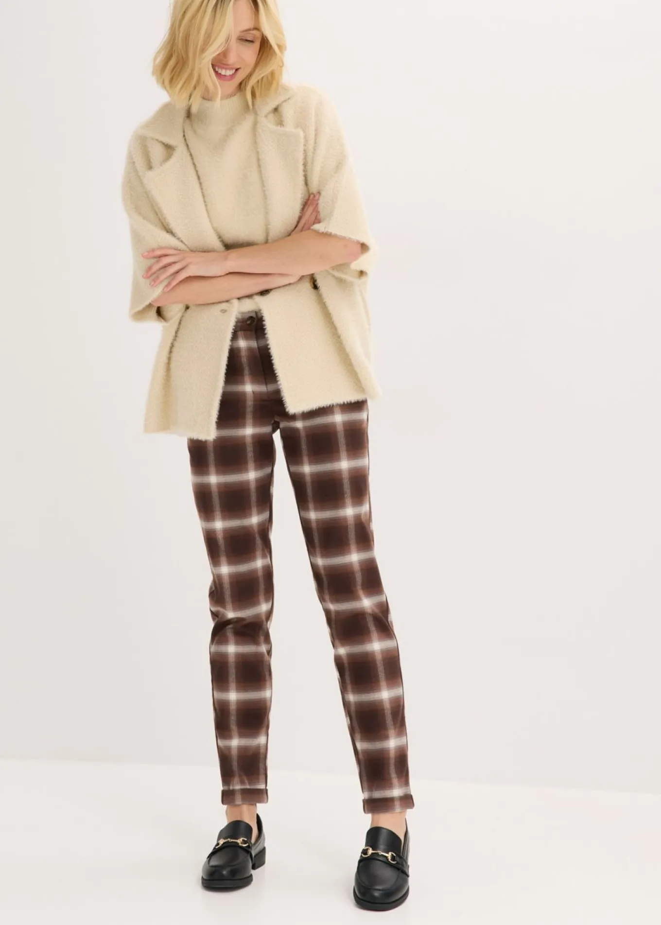Pantalón de cuadros con dobladillos