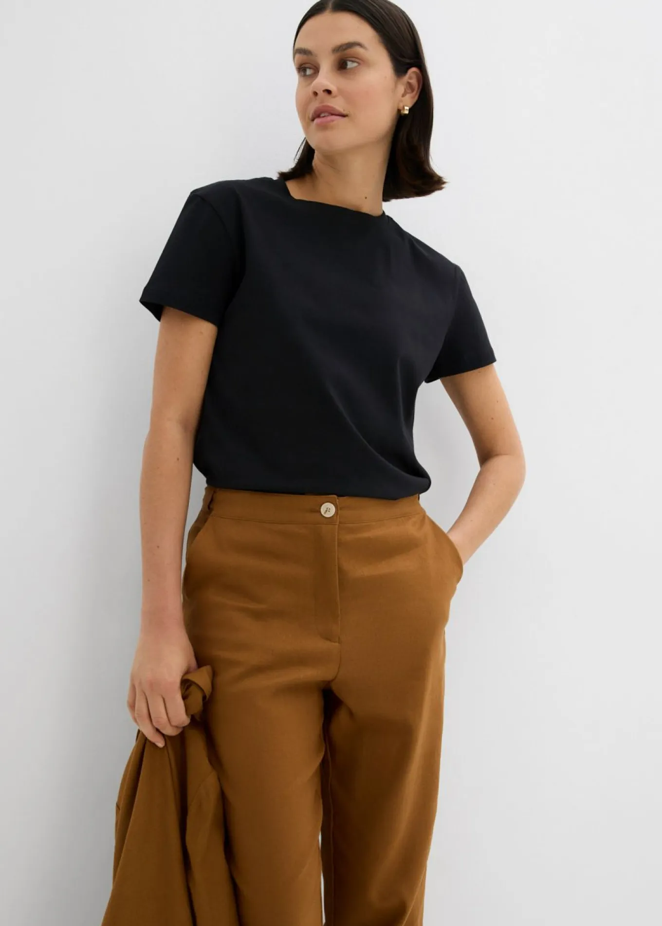 Pantalón de mezcla de lino y viscosa con talle alto y pernera corta