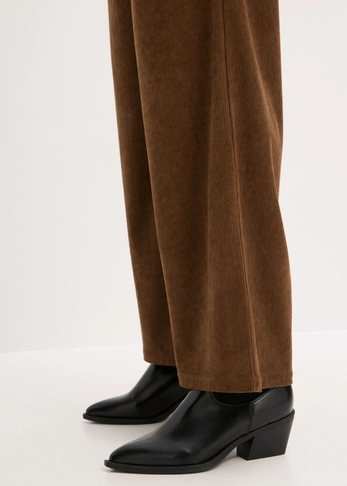 Pantalón de pana con perneras anchas