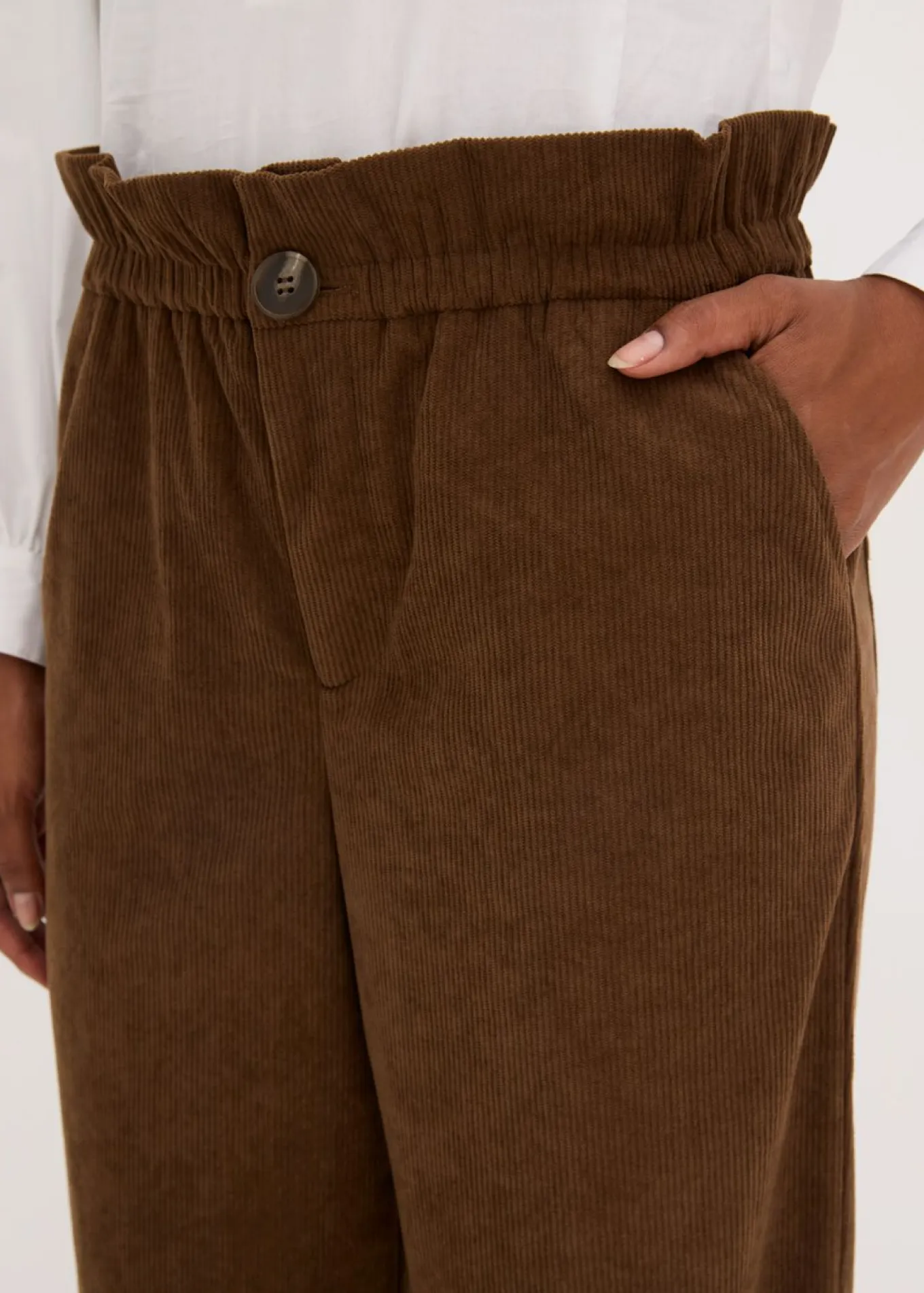Pantalón de pana con perneras anchas