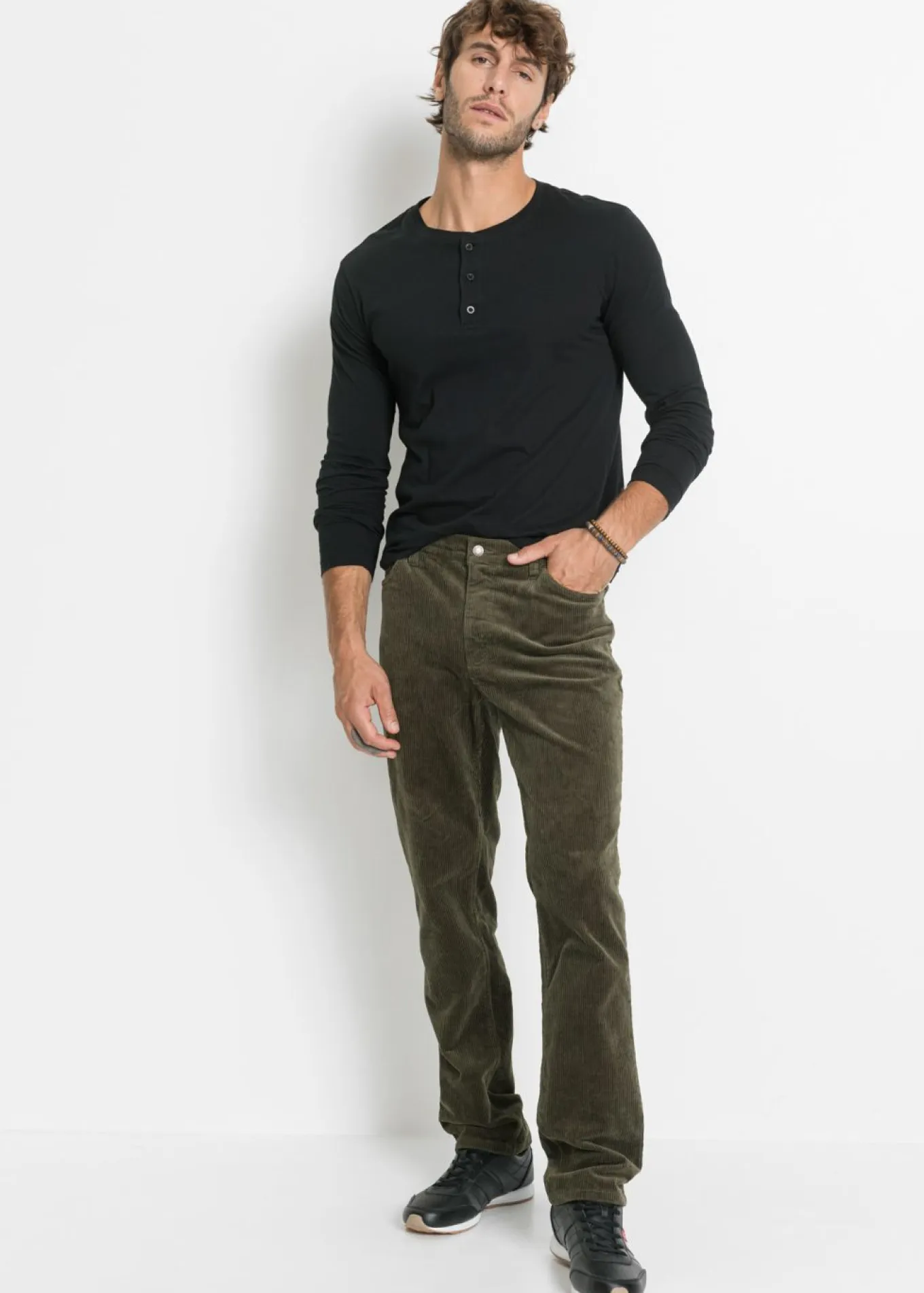 Pantalón de pana elástica con corte cómodo y regular