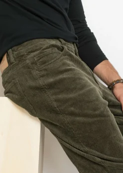 Pantalón de pana elástica con corte cómodo y regular