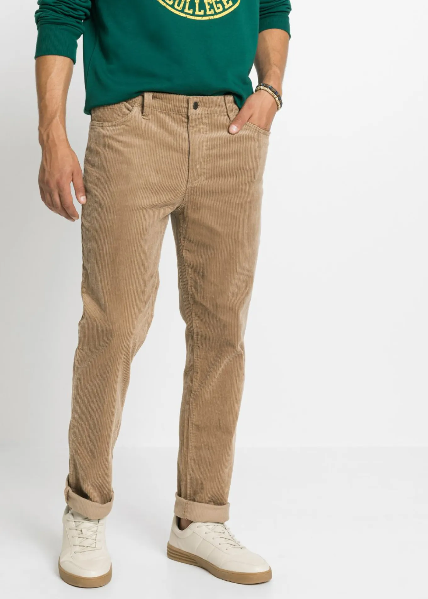 Pantalón de pana elástica con corte cómodo y regular
