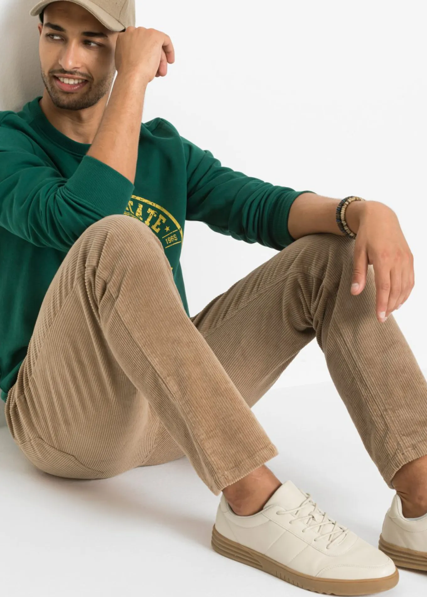 Pantalón de pana elástica con corte cómodo y regular