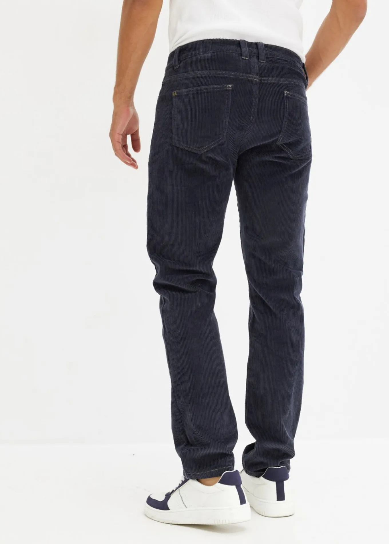 Pantalón de pana elástico, regular fit, de aspecto lavado, straight