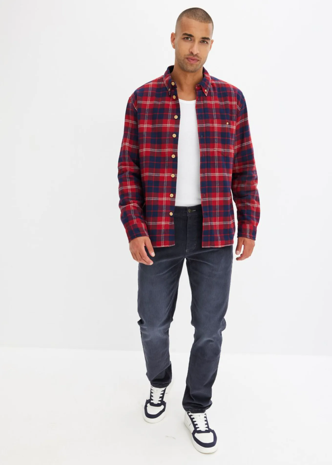 Pantalón de pana elástico, regular fit, de aspecto lavado, straight