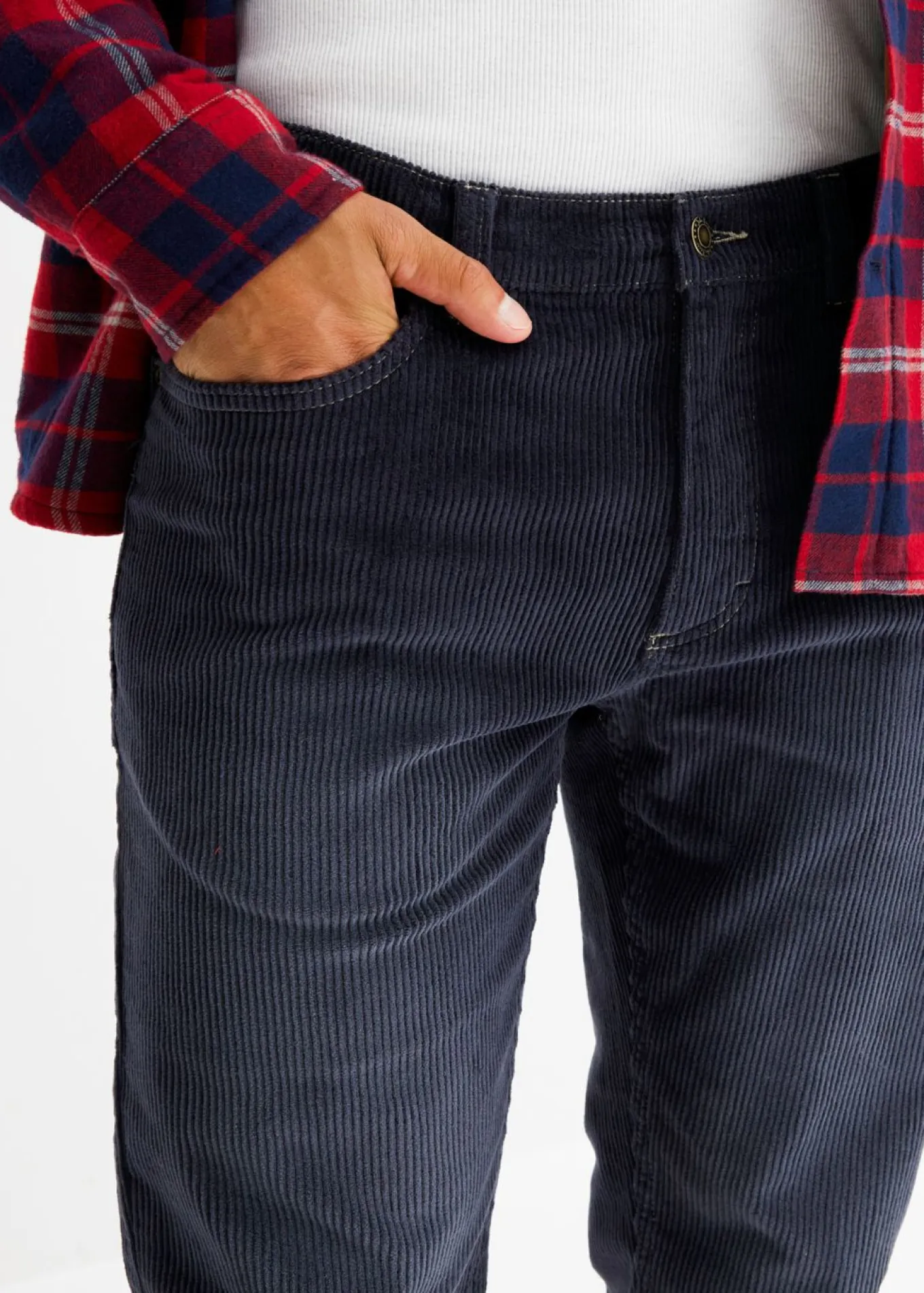 Pantalón de pana elástico, regular fit, de aspecto lavado, straight