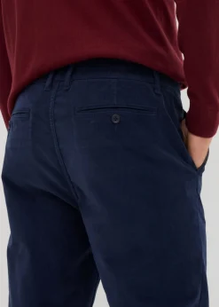 Pantalón de pana regular fit confeccionado en algodón orgánico reciclable elástico, tapered