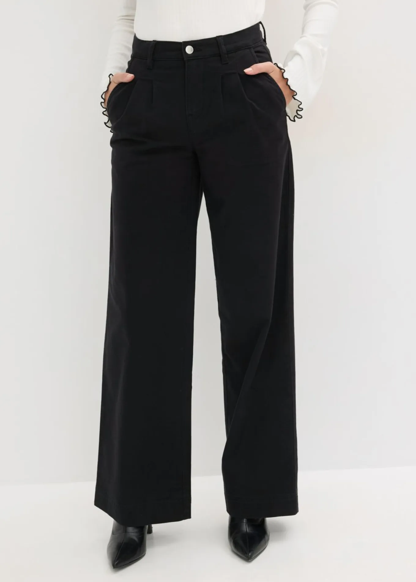 Pantalón de pernera ancha con cinturilla cómoda y pinzas